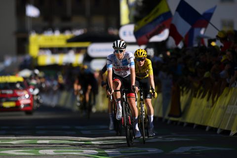 Tadej Pogacar krijgt Jonas Vingegaard niet los in gevecht op Alpe d'Huez, Pidcock wint 12e etappe