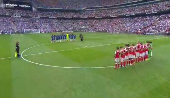 Indrukwekkende minuut stilte bij Arsenal-Chelsea voor slachtoffers Manchester (video)