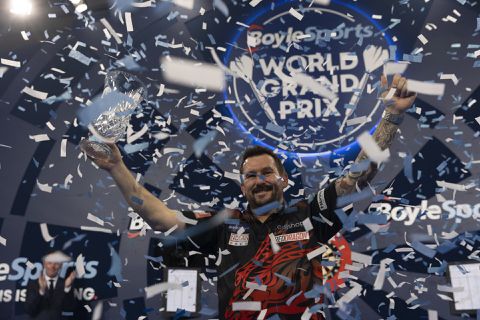 Jonny Clayton crusht Gerwyn Price met ongelooflijk darts en wint World Grand Prix