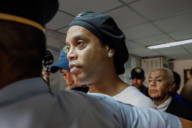 Ronaldinho wil huisarrest, maar blijft vastzitten in Paraguay