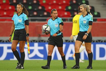 🎥 | Sjeik uit Qatar geeft géén handje aan vrouwelijke scheidsrechters