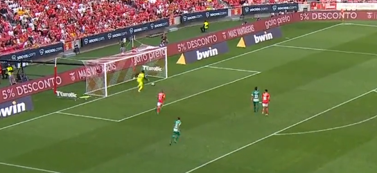 Keepertje toch?! Braziliaanse doelman maakt gigantische blunder tegen Benfica
