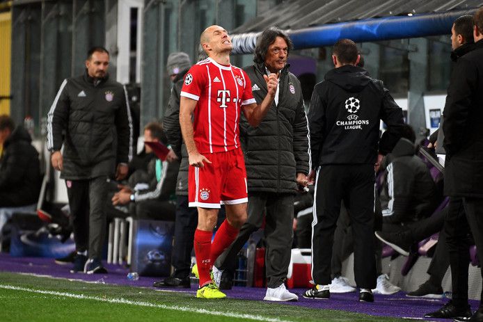 Bayern-trainer Heynckes: 'Geloof niet dat blessure van Robben ernstig is'