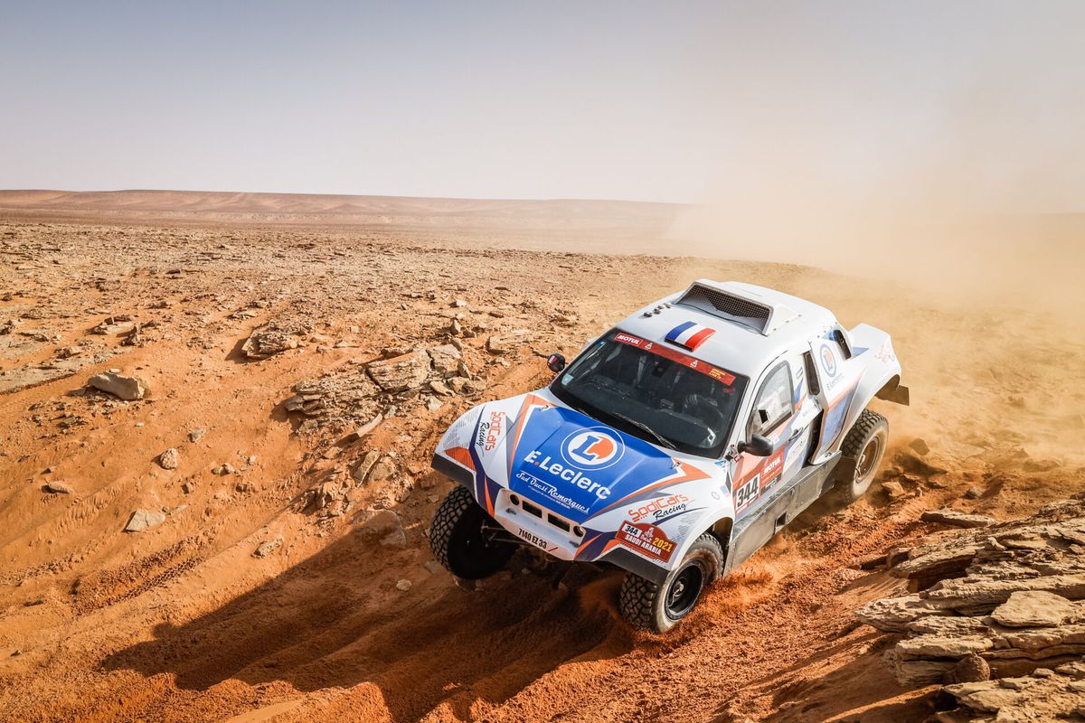 Opzet of per ongeluk? FIA eist onderzoek naar explosie auto voor aanvang Dakar Rally