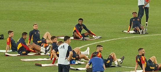 😂🎥 | Spaans elftal moet trainen zonder ballen, schoenen en handschoenen