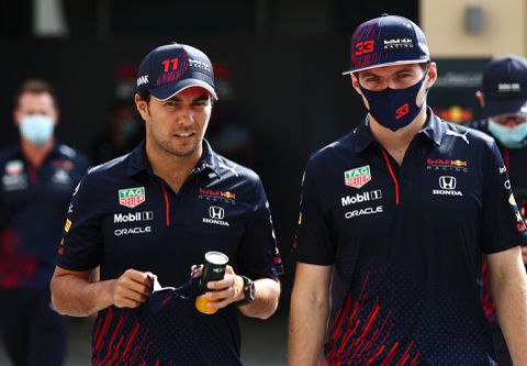 Dikke credits naar Sergio Pérez, die Max Verstappen hielp met een tow
