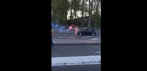 LOL! Poedelnaakte PSV-fan houdt het verkeer al dansend tegen (video)
