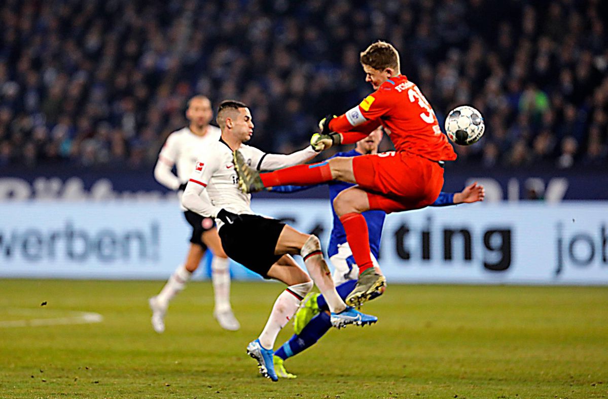 4 wedstrijden schorsing voor Schalke-doelman na karatetrap