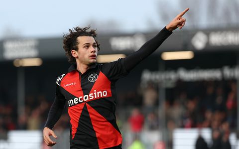 Ajax houdt maar 1 punt over aan duel tegen Almere City na penalty in de blessuretijd