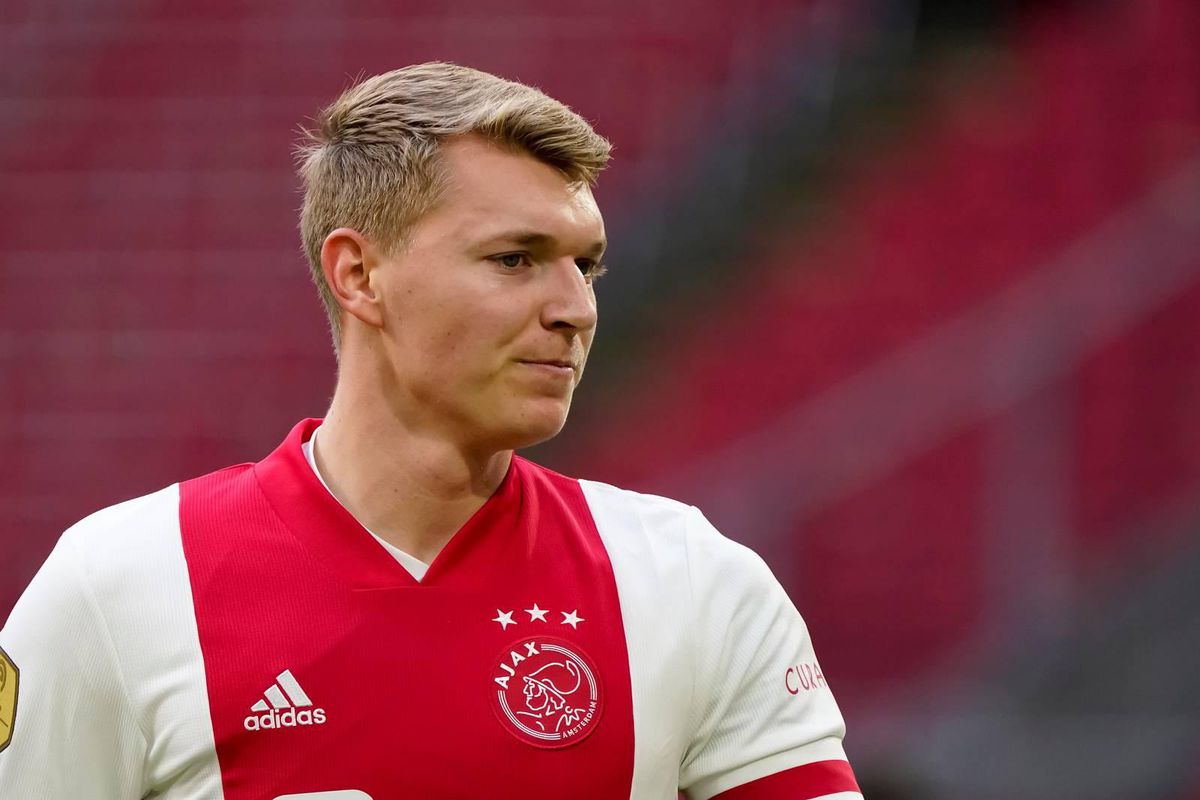 Ajax verlengt het contract van Perr Schuurs ondanks twijfels van Ten Hag