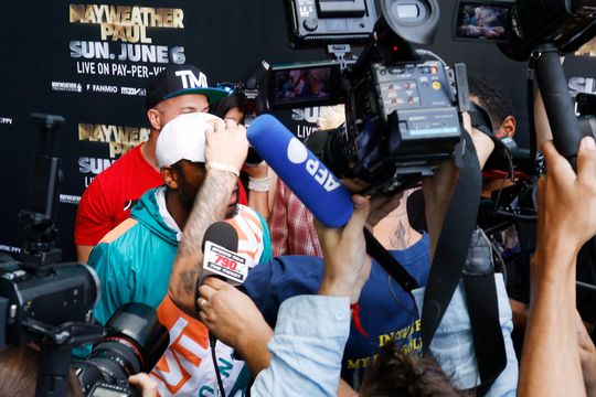 🎥 | Jake Paul steelt pet van WOESTE Floyd Mayweather: 'Ik maak hem DOOD!'