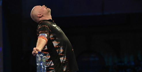 🎥 | Britse dartfans gaan stuk om naam teammanager Van Barneveld: 'Fantastisch!'