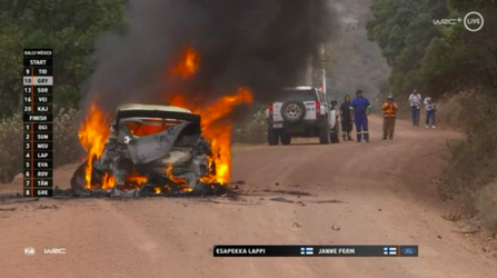 🔥 | Rallyrijder Esapekka Lappi finisht in Mexico terwijl auto volledig uitbrandt