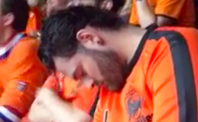 Slapende supporter bij Oranje juicht snel mee na wakker worden (video)
