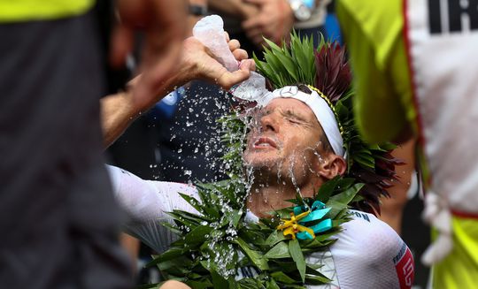 🎥 | Duitser doet triatlon vanuit huis en zamelt geld in voor zorgsector: 'Zijn de echte sporters'