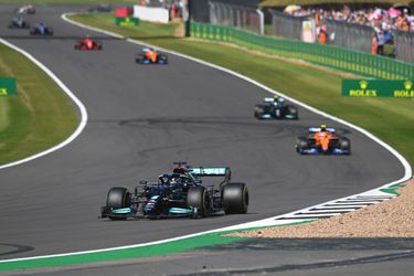 🎥 | Veelbesproken Lewis Hamilton pakt zege in ontsierde GP van Groot-Brittannië
