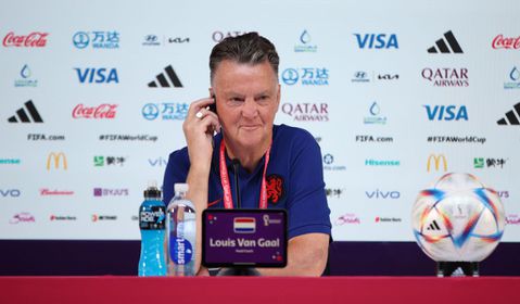 Opvallendste WK-momenten van dag 5: van een knuffel van Louis van Gaal tot nooit vaker brilstand in groepsfase