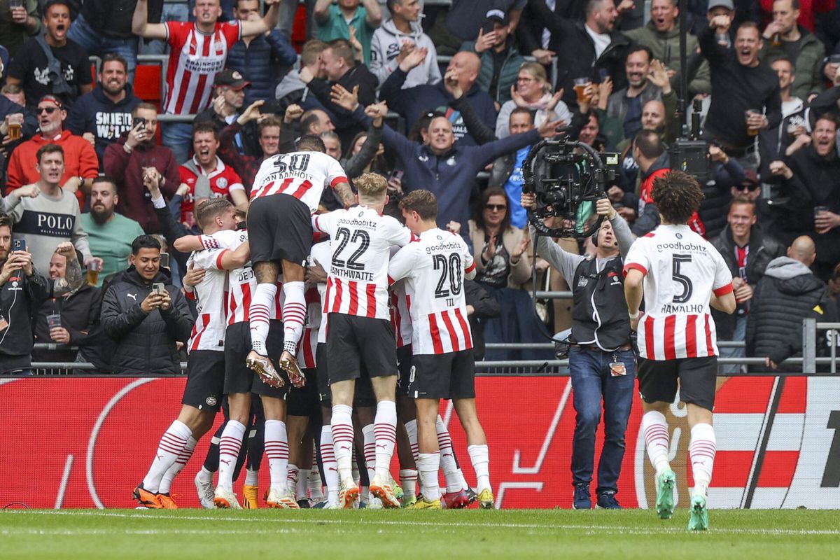 PSV wint ruim van onthutsend zwak Ajax, Champions League-ticket binnen handbereik