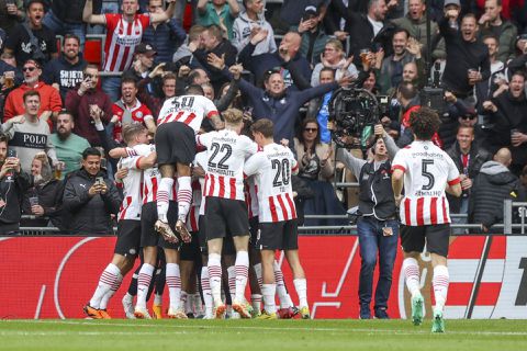 PSV wint ruim van onthutsend zwak Ajax, Champions League-ticket binnen handbereik