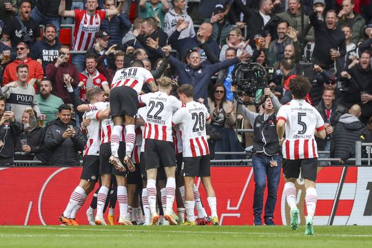 PSV wint ruim van onthutsend zwak Ajax, Champions League-ticket binnen handbereik