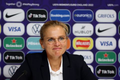 Sarina Wiegman is positief getest op corona: bondscoach van Engeland mist laatste groepsduel