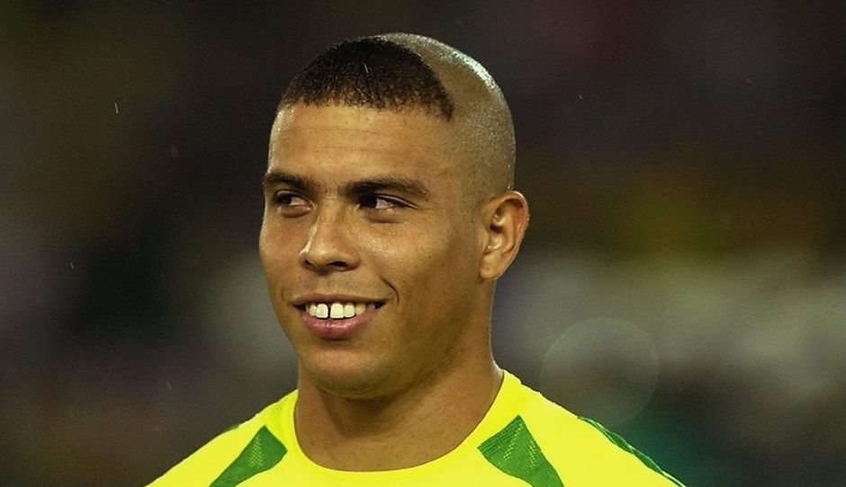 🎥 | Haha! Vader gaat aan de haal met 'Ronaldo-kapsel' voor zoon