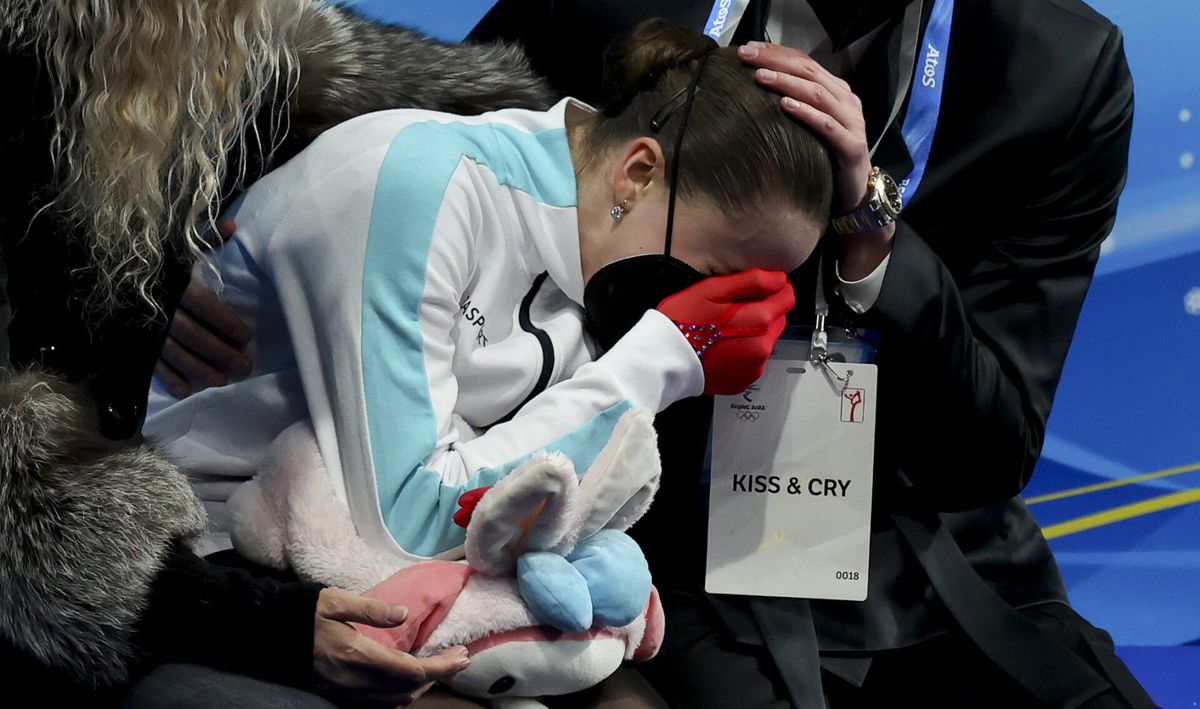 🎥😡 | Coach geeft niets om huilende kunstrijdster Valieva (15): 'Waarom geef je het zo weg?'