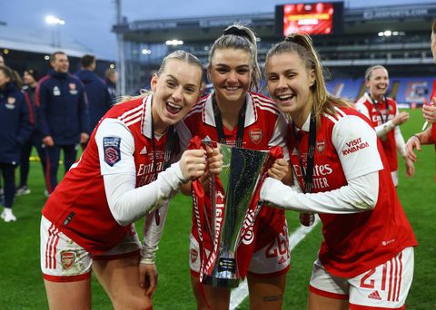 Victoria Pelova en geblesseerde Vivianne Miedema winnen League Cup met Arsenal