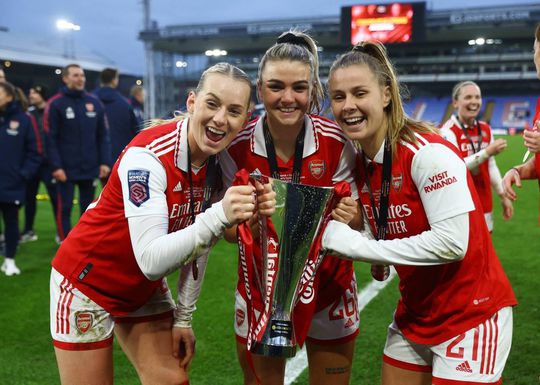 Victoria Pelova en geblesseerde Vivianne Miedema winnen League Cup met Arsenal