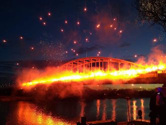 🎥🎇 | Vitesse-fans zetten Arnhem in vuur en vlam in aanloop naar bekerfinale