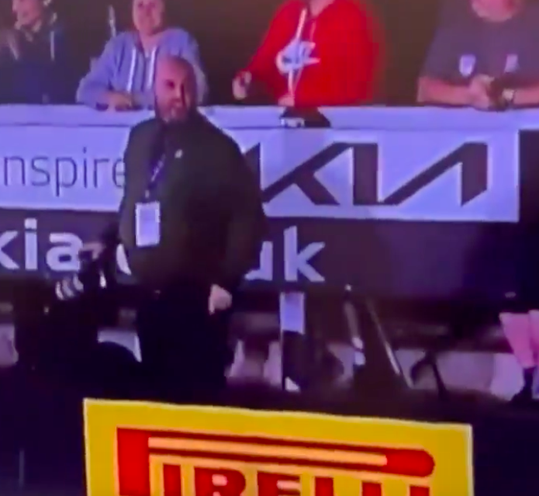 😂🎥 | Voetbalfotograaf scheldt vlaggende grens de huid vol na afgekeurde goal