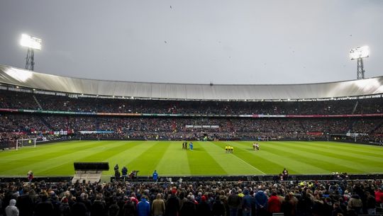 Feyenoord-fans schrikken van vliegtuig boven Kuip