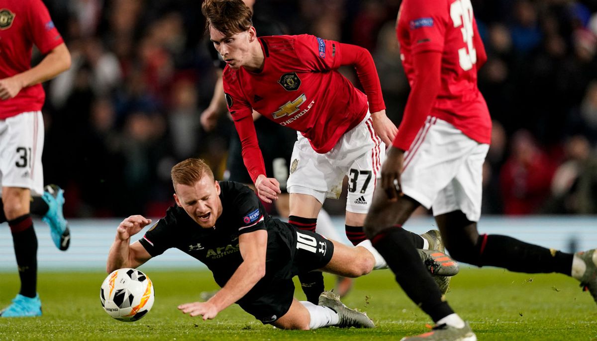 AZ grijpt na helse 11 minuten op Old Trafford naast EL-groepswinst