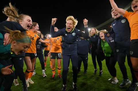 Nederlands trainster Vera Pauw loodst Ierse voetbalsters voor het eerst naar WK