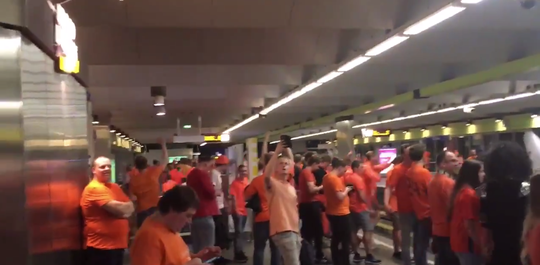 Dartfans vieren feestje door in metronetwerk Rotterdam (video)