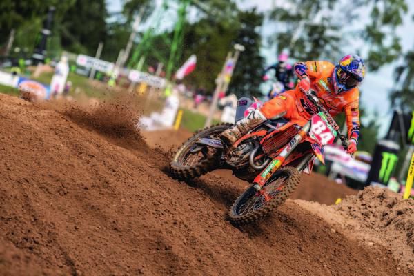 Jeffrey Herlings na vervelende valpartij met helikopter naar ziekenhuis: zorgen om zijn nek