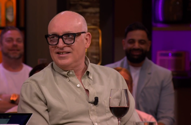 🎥 | René van der Gijp giechelt om man in badpak: 'Balletjes lekker omhoog'