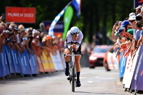 Teleurgestelde Ellen van Dijk pakt zilver op EK wielrennen: 'Die zilveren medaille krijgt geen speciale plek'