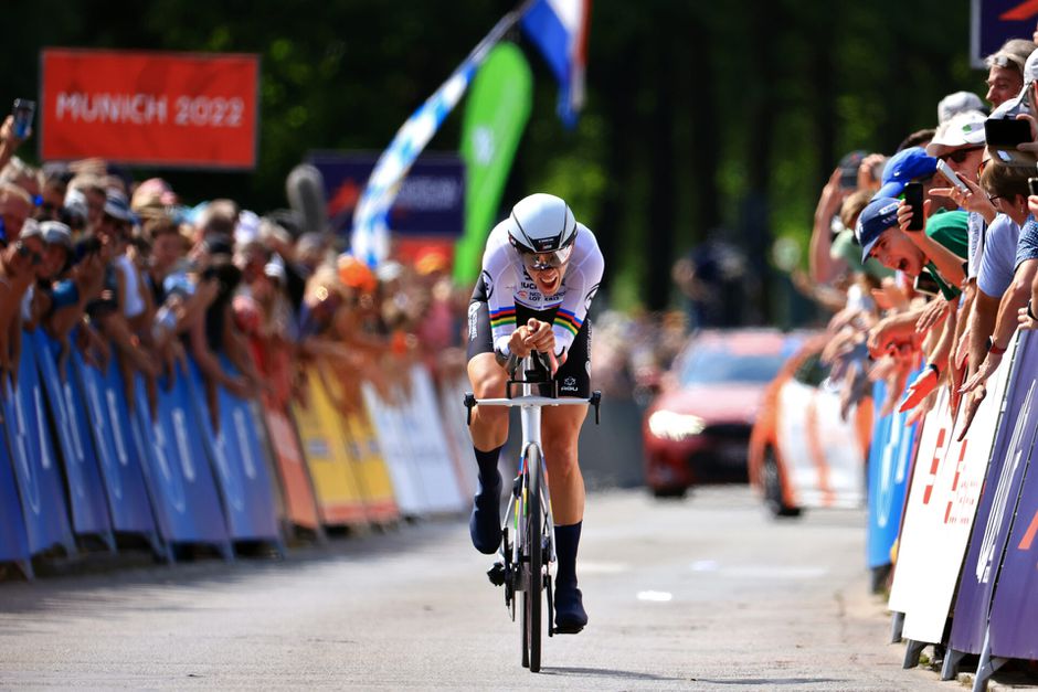 Teleurgestelde Ellen van Dijk pakt zilver op EK wielrennen: 'Die zilveren medaille krijgt geen speciale plek'