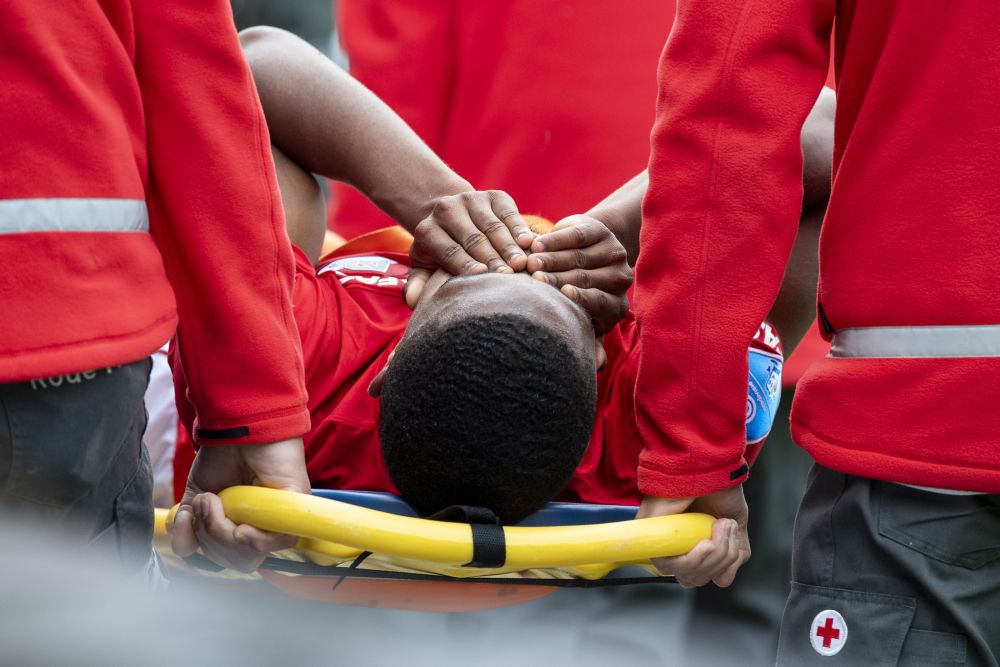 Horrorscenario: 17-jarige AZ-spits Boadu breekt enkel op vreselijke wijze