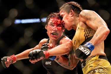 🎥​📸​​ | Amanda Nunes neemt bloederige zoete wraak op Julianna Peña bij UFC 277