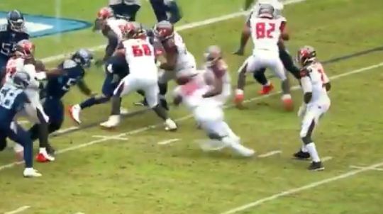 🎥 | NFL-spelers lopen elkaar overhoop op weg naar een touchdown