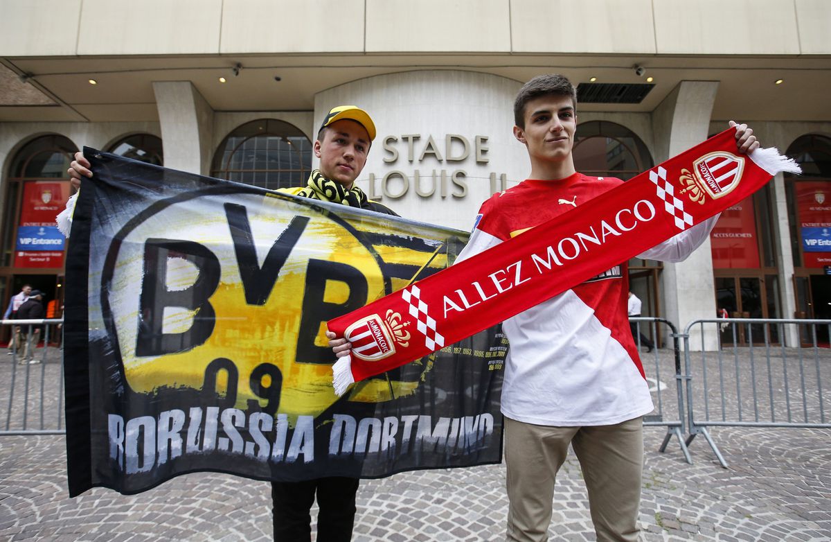 Politie houdt spelersbus Dortmund tegen zonder reden, duel begint later