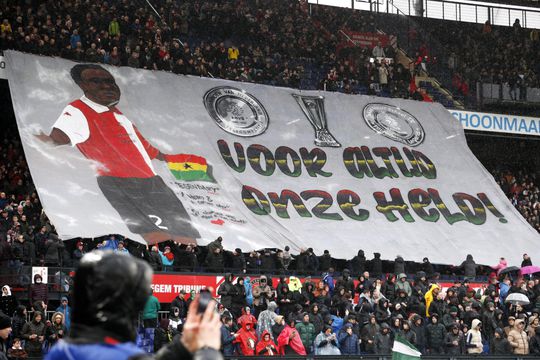 🎥 | Feyenoord-supporters eren Wim Jansen en Christian Gyan met schitterende spandoeken