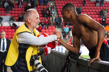 AUW! Denzel Dumfries schiet bal VOL in gezicht fotograaf: 4 hechtingen (foto)