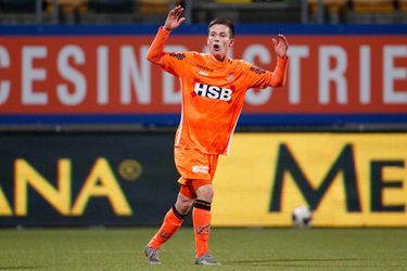 WTF! Volendammer Doodeman scoort direct uit corner (video)