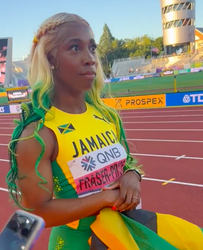 🎥😂 | Kampioen Shelly-Ann Fraser-Pryce gaat viraal na bekijken van medaille: 'Ssst!'