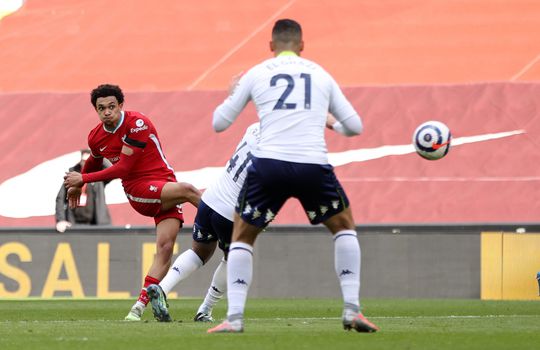 🎥 | Trent Alexander-Arnold schiet Liverpool laat maar héérlijk langs Aston Villa
