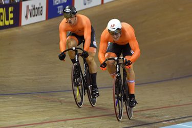 Baanwielrenners Hoogland en Lavreysen vechten om finaleplaats op sprint (video)