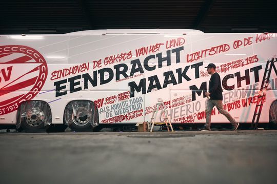 📸​ | Vanuit deze gewrapte spelersbus wil PSV zondag Ajax inpakken